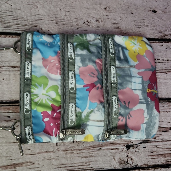 Lesportsac Handbags - LeSportsac Topical Hawaii Crossbody 3 zip